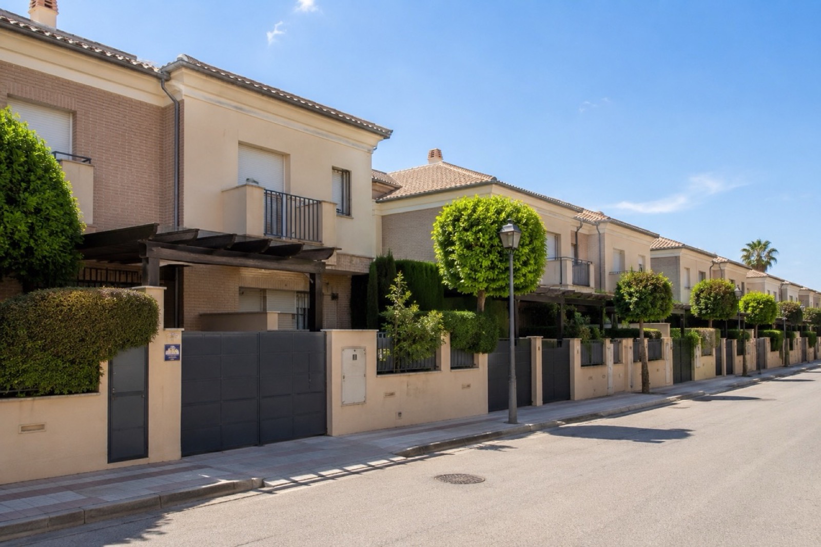Chalet adosado en Bormujos en calle residencial consolidada