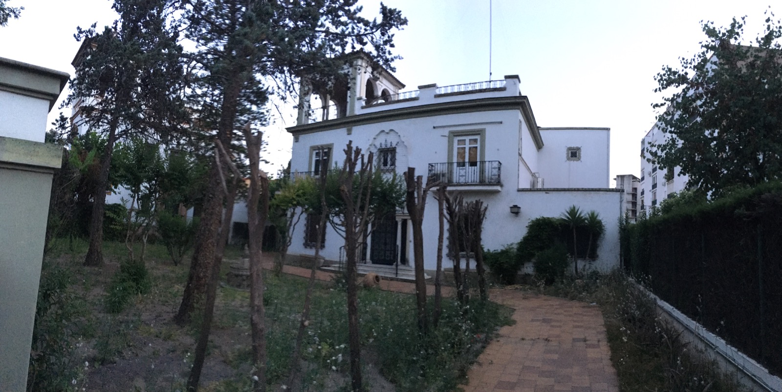 Parcela en Espartinas con chalet existente y potencial de segregación