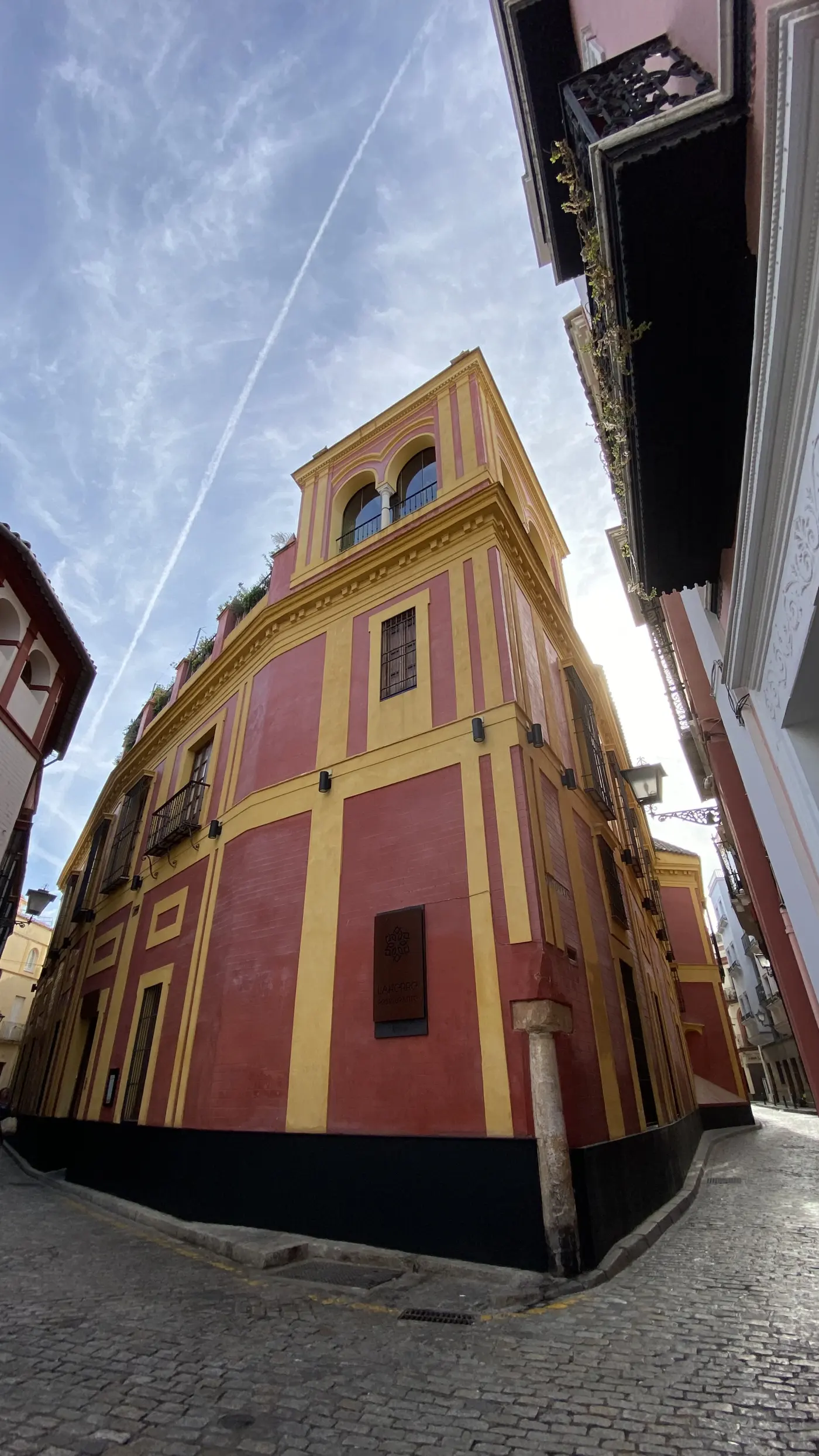 Calle histórica de Sevilla con arquitectura residencial singular