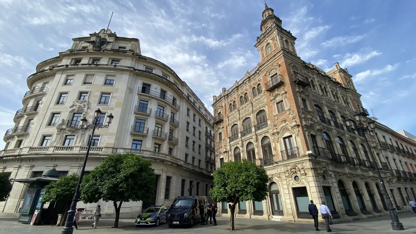 Perspectiva urbana del centro de Sevilla con arquitectura monumental