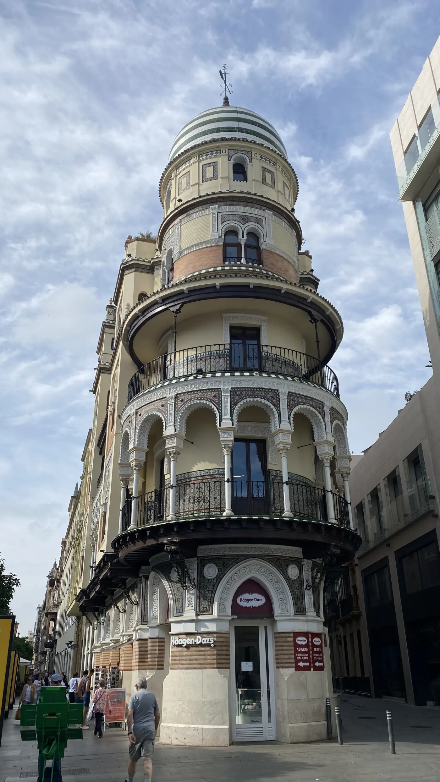 Edificio singular de Sevilla con cúpula y composición arquitectónica de carácter
