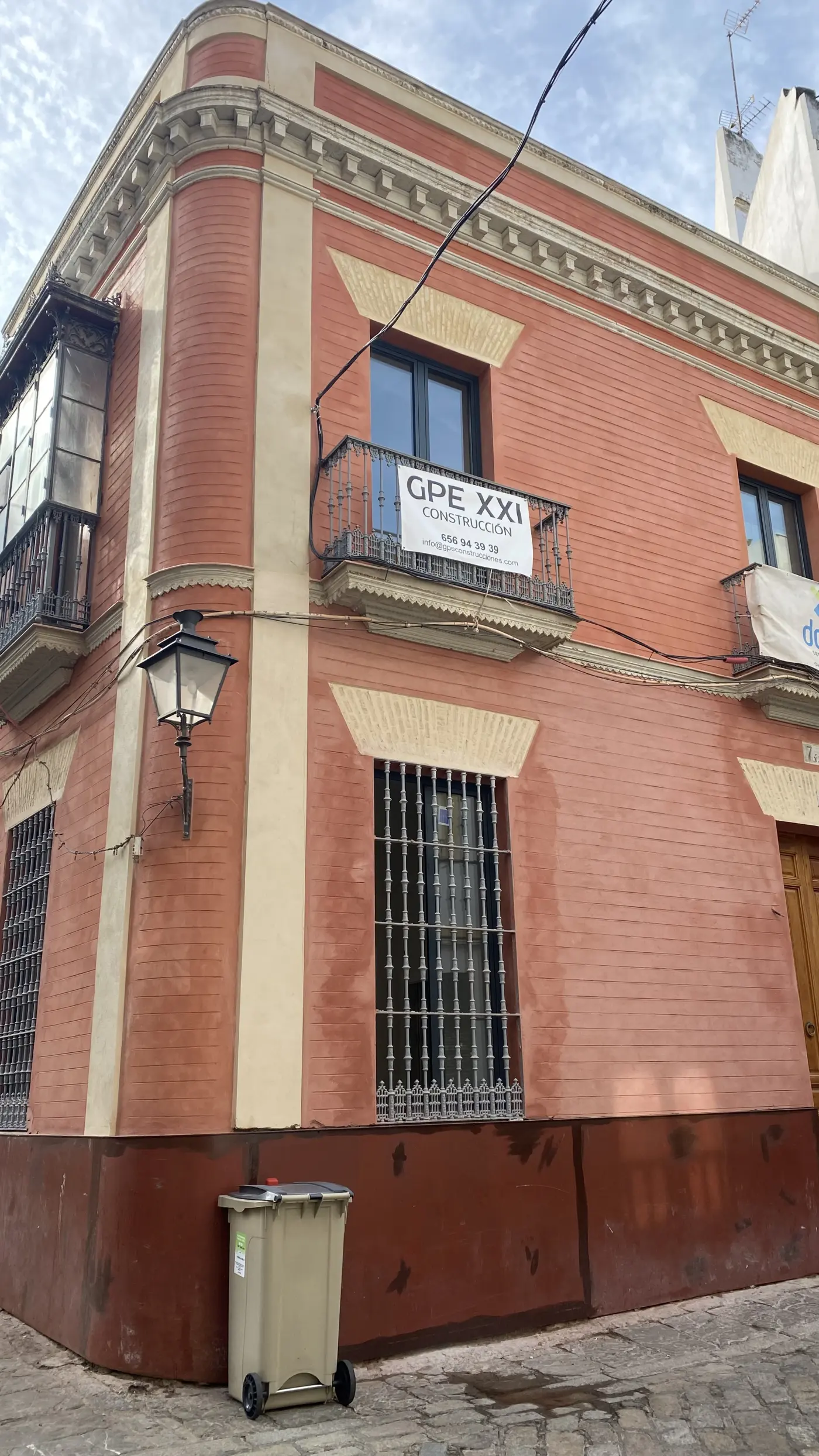 Fachada esquinera tradicional de una casa singular en Sevilla