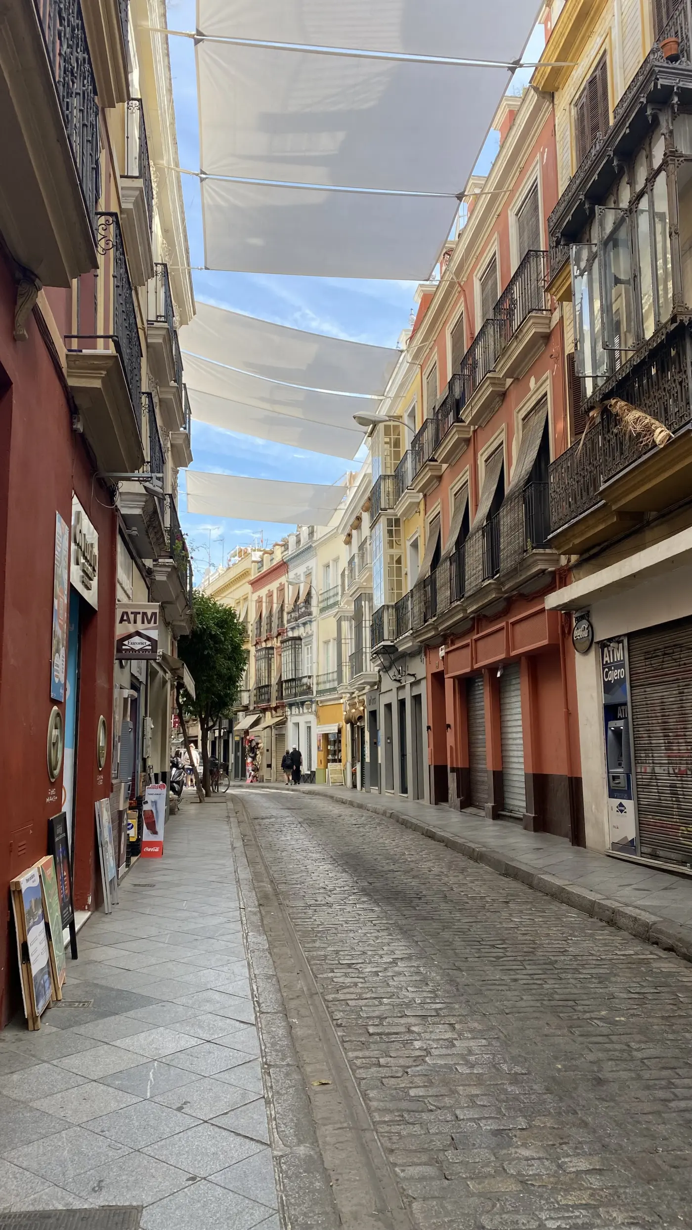 Perspectiva ascendente de edificios singulares en una calle del centro de Sevilla