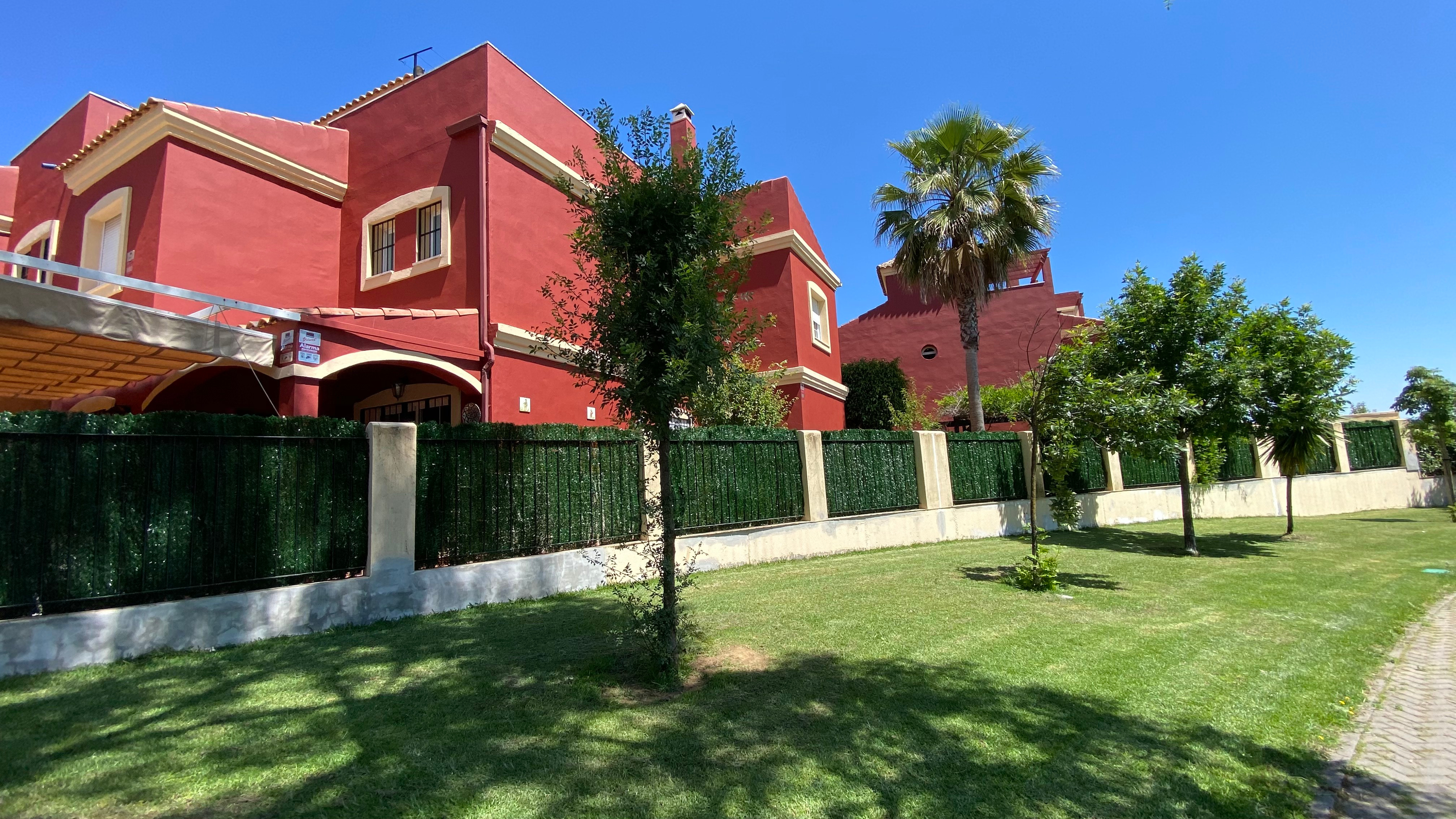 Chalet unifamiliar en Tomares con jardín y fachada contemporánea